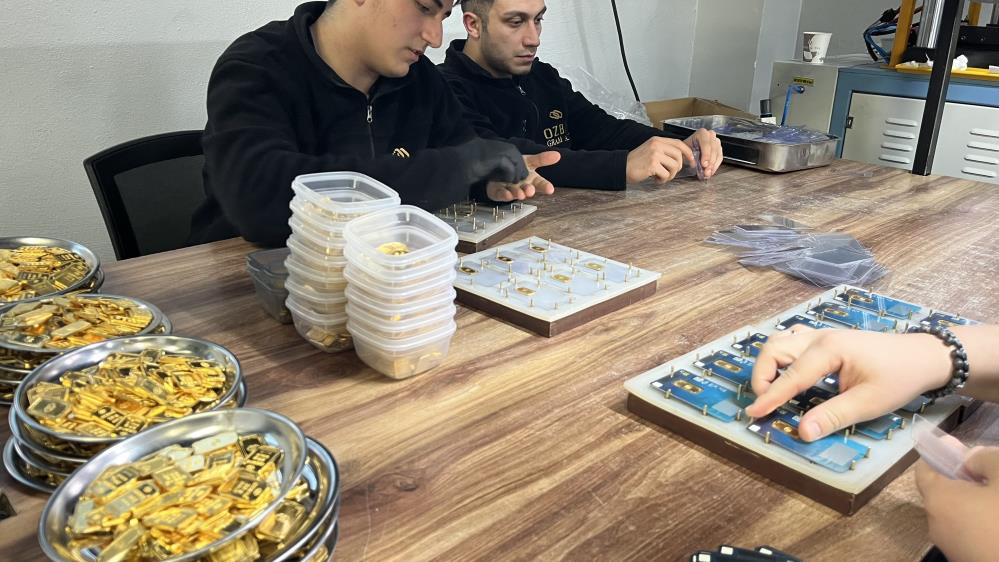 Talebe yetişmek için gece gündüz böyle altın üretiyorlar