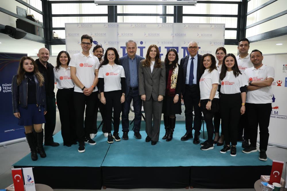 27 Mart 'Dünya Tedaviye Uyum Günü' kapsamında Kahramanmaraş'ta düzenlenen etkinlikte uzmanlar, kronik hastalıklarda tedaviye uyumun artırılmasının hayati önem taşıdığına dikkat çekti. Prof. Dr. Mustafa Araz ve Prof. Dr. Oktay Ergene, hipertansiyon, diyabet ve obezite gibi hastalıkların kontrol altına alınmaması halinde ciddi komplikasyonlara ve erken ölümlere yol açtığını vurguladı.