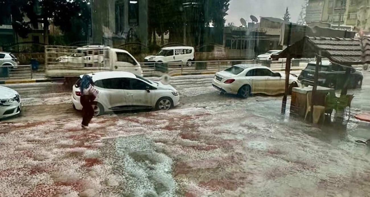 Hatay’da dolu ve sağanak yağış sonrası sel meydana geldi