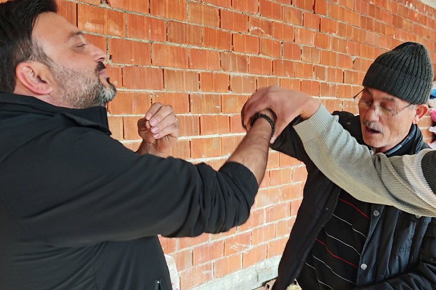 Vatandaşın çiftlik sahibi ile kurban pazarlığı renkli görüntüler oluşturdu