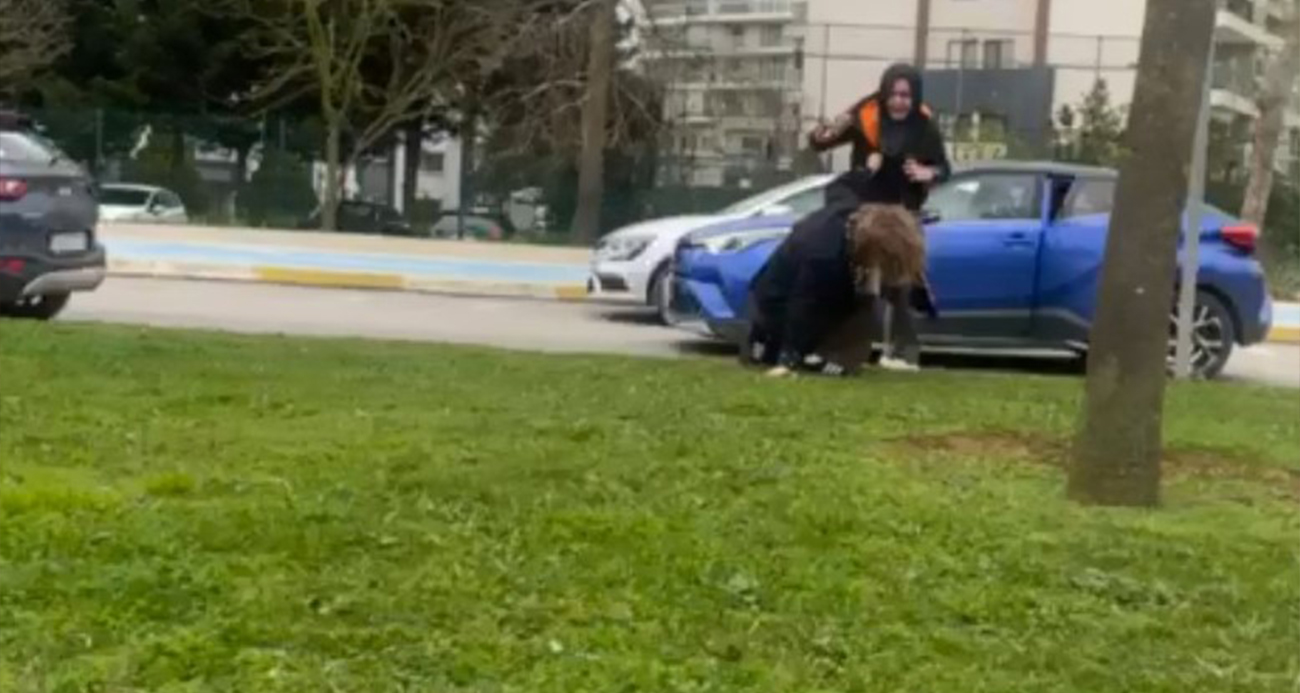 Pendik Kurtköy’de trafikte iki sürücü arasında çıkan sözlü tartışma kısa sürede kavgaya dönüştü. Çevredeki vatandaşların ayırmakta güçlük çektiği kavgada, bir sürücünün diğerini yerde sürüklemeye çalıştığı anlar kameraya yansıdı.