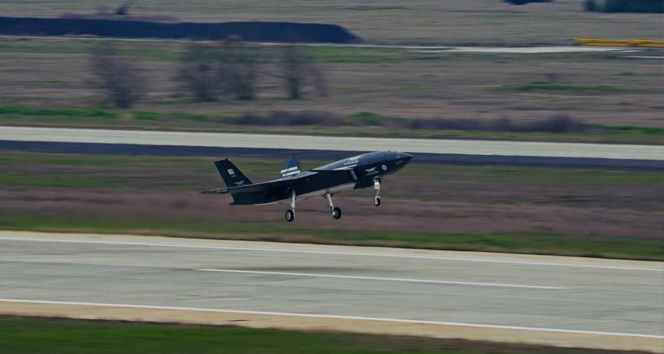 Baykar Yönetim Kurulu Başkanı Selçuk Bayraktar'ın 2026'nın ilk çeyreğinde envantere gireceğini duyurduğu Bayraktar KIZILELMA, uçuş eğitimi gerçekleştirdi.