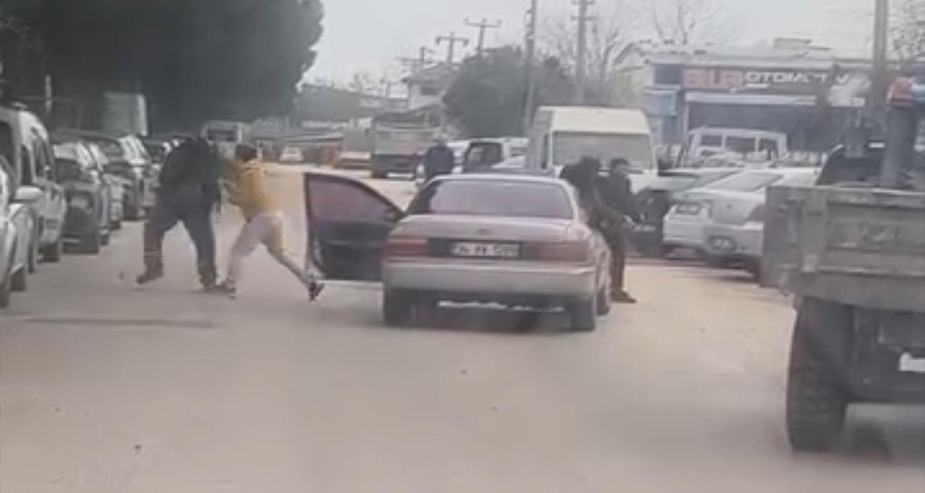 Yol ortasında yumruklu kavga kamerada