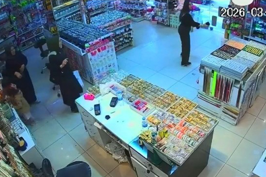 Depreme alışverişte yakalandılar, yarıda bırakıp kaçtılar