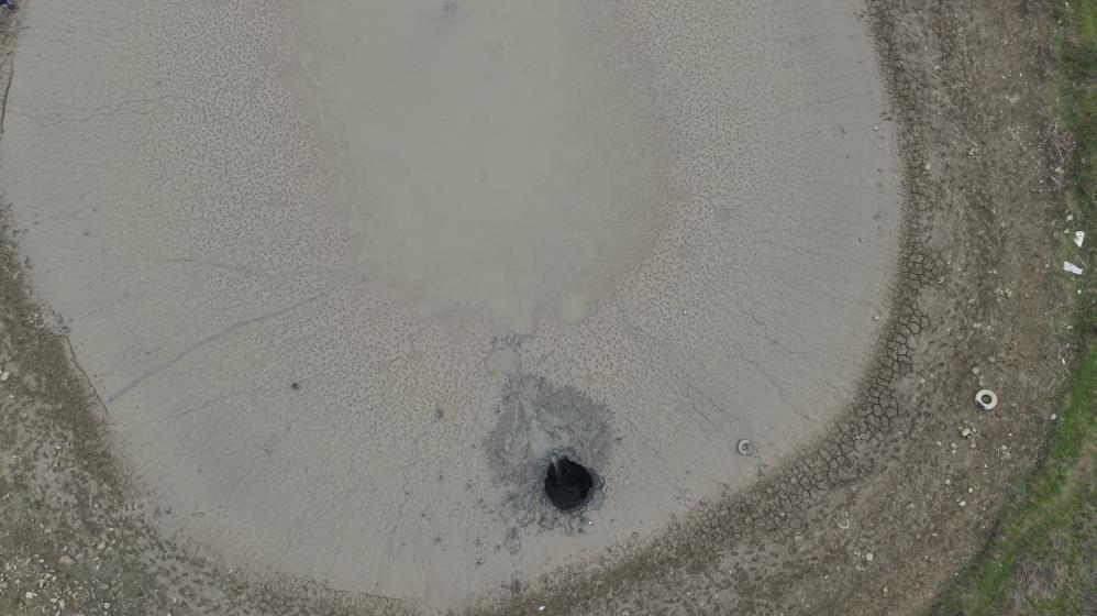 Obruk dev gölü yuttu