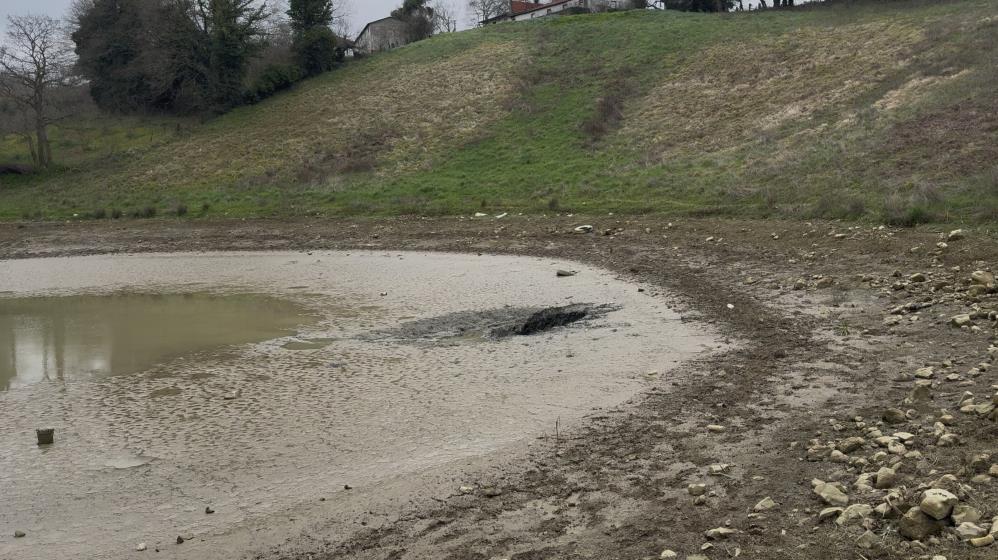 Obruk dev gölü yuttu