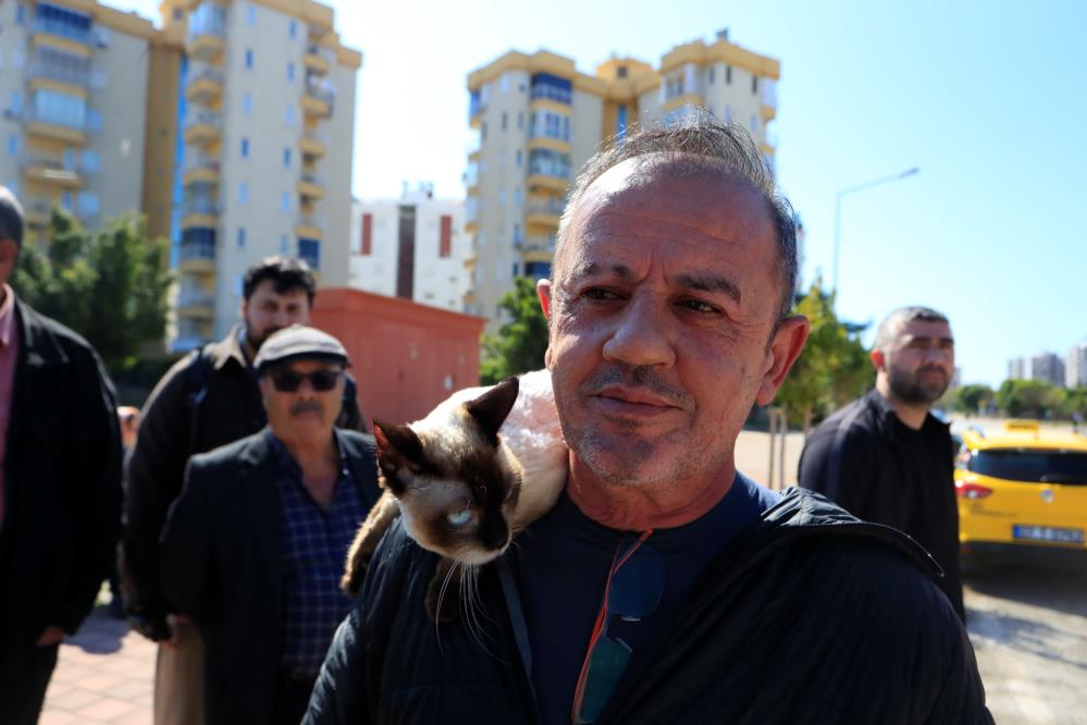 Alev topuna dönen araçtan kedisiyle birlikte son anda çıktı: Sahibinin omuzundan bir an olsun ayrılmadı