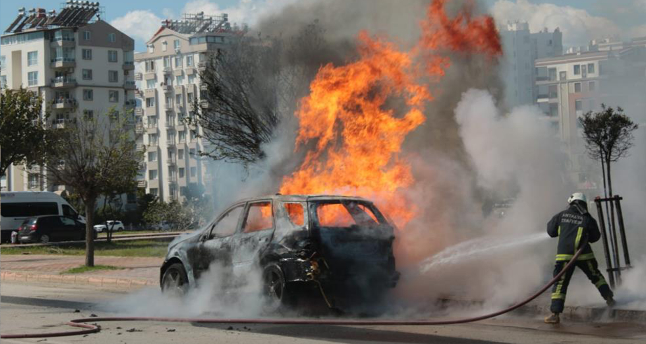 Antalya'nın Konyaaltı ilçesinde seyir halindeki otomobil alevlere teslim oldu. Dumanları fark eden sürücü, otomobildeki kedisini de alarak son anda araçtan dışarı çıktı. Oldukça korktuğu gözlenen kedi, sahibinin omuzundan bir an olsun ayrılmadı.