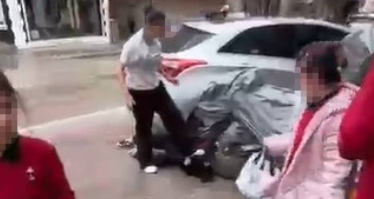 Ortaokul öğrencisi akranını saçından tutup yere yatırdı, kafasına ayağıyla bastı