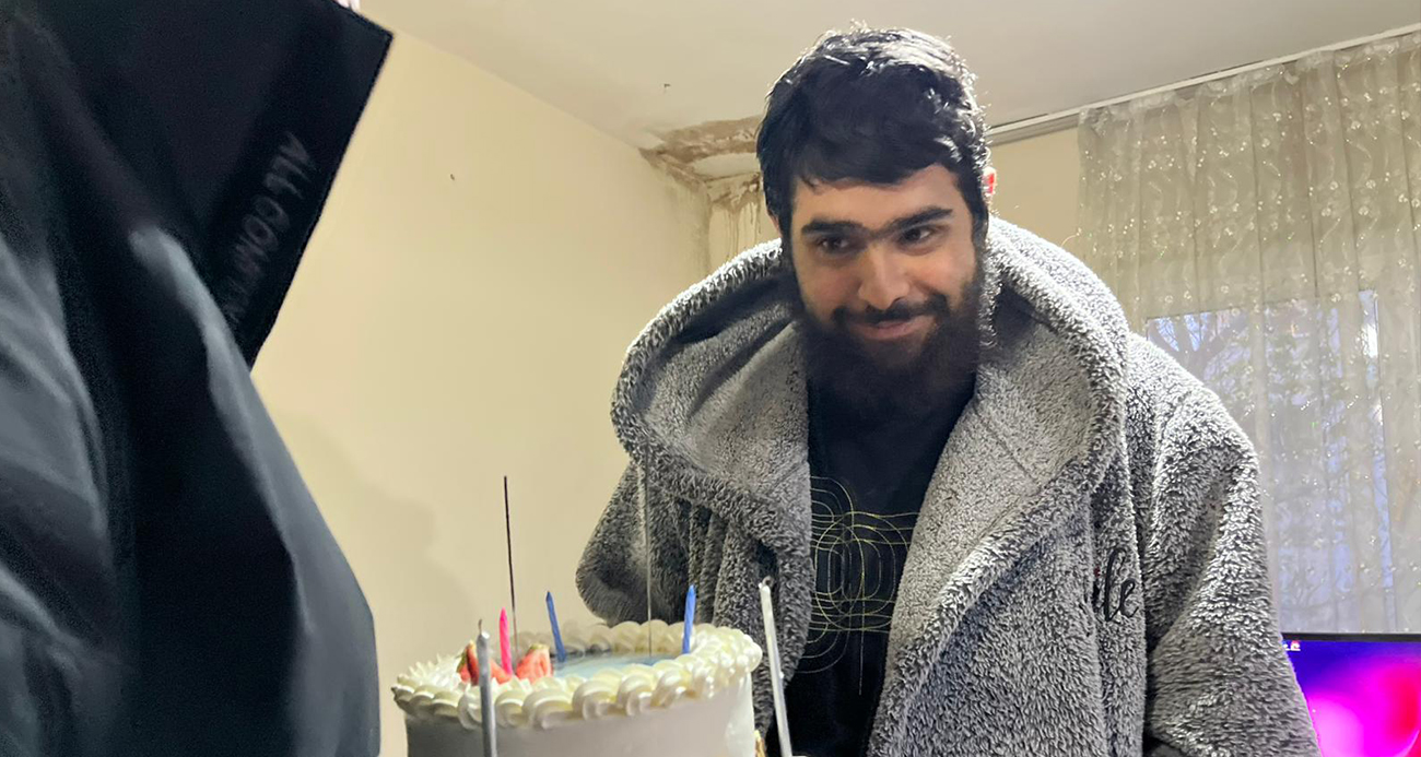 Evden çıkmayan telefon bağımlısı genç 25. yaşına bilgisayar başında girdi