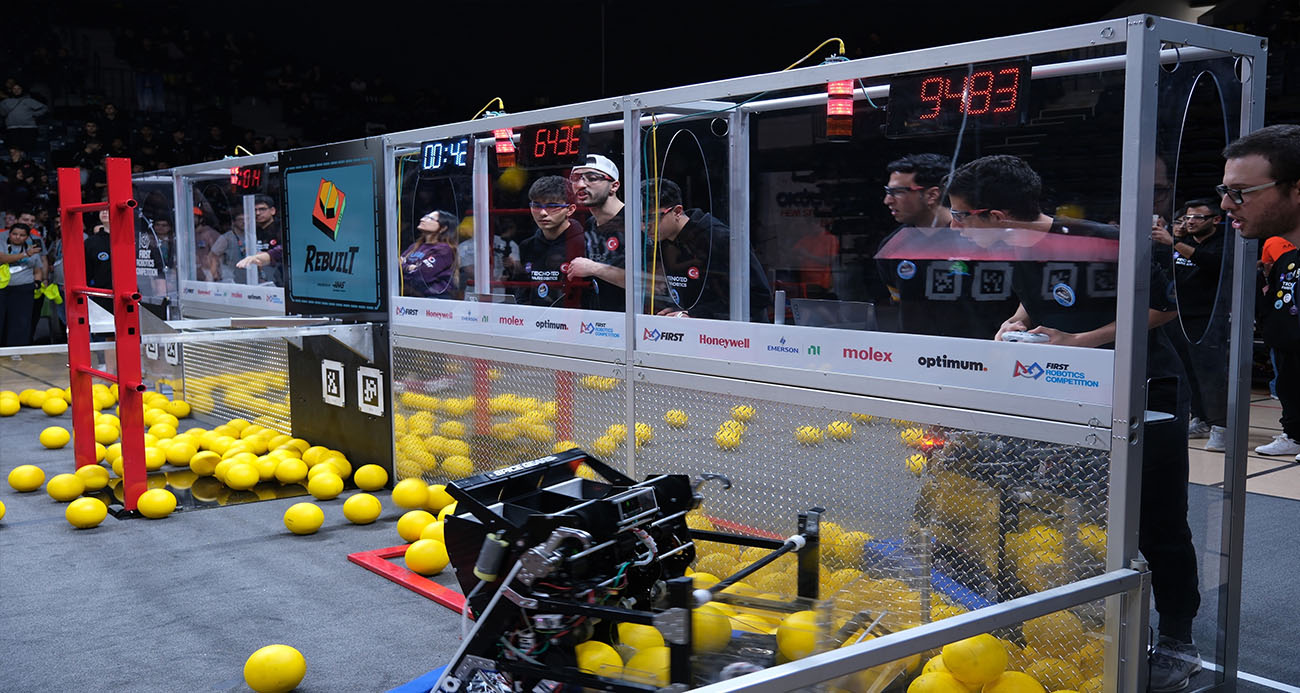 Turknet’in teknoloji desteği sunduğu FIRST Robotics Competition (FRC) 2026 sezonunda heyecan sürüyor. İstanbul Başakşehir’de tamamlanan ilk etap yarışlarının ardından, ikinci etap karşılaşmaları Bakırköy’de bulunan Türkiye Atletizm Federasyonu (TAF) Atletizm Salonu’nda gerçekleştiriliyor. İlk etapta 93 takımın mücadele ettiği organizasyonun yeni etabında 121 takım, "REBUILT" temasıyla robotlarını sahaya çıkarıyor.