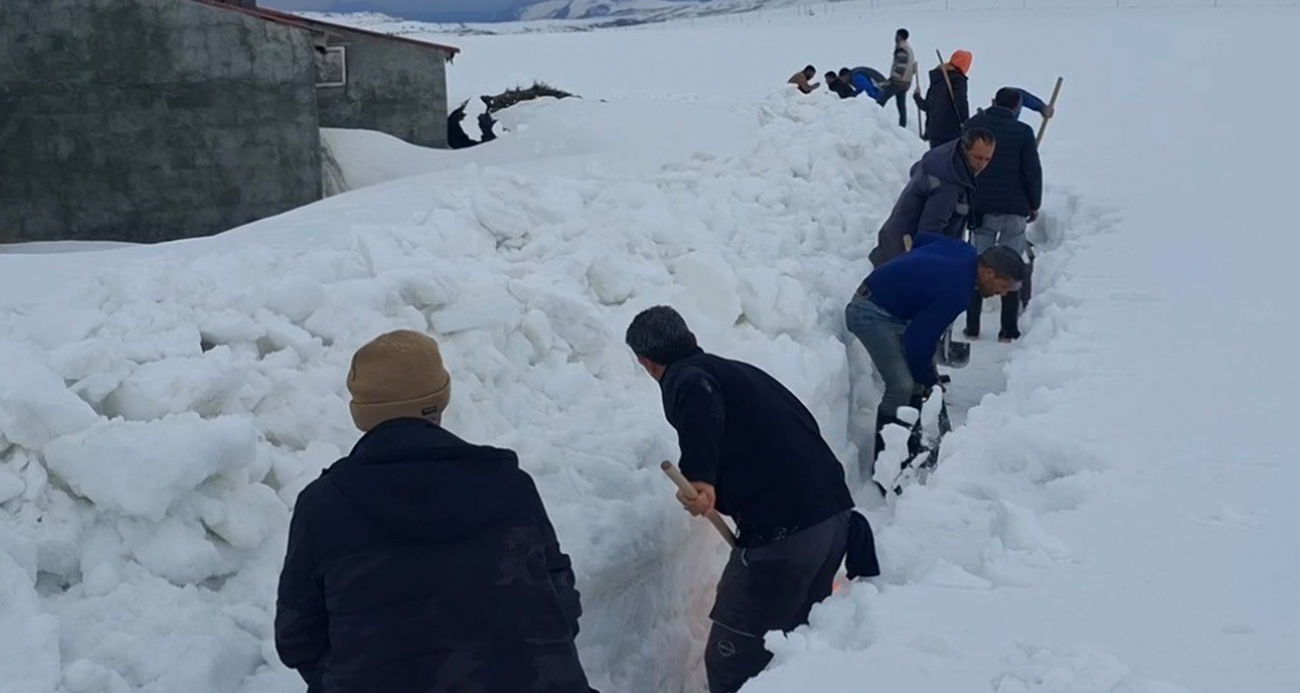 Ağrı’da köylüler sel riskine karşı karı kürekle yararak su yolu açtı