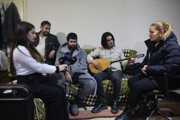 Evden çıkmayan telefon bağımlısı genç 25. yaşına bilgisayar başında girdi