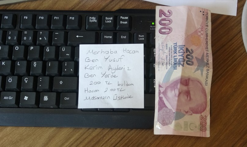 Okul koridorunda para buldu, aklına ilk gelen hadisle öğretmenler odasının yolunu tuttu