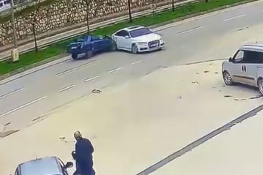 Sürücüsüz araç trafiğe çıktı, kaza böyle geldi