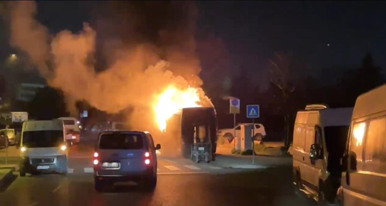 Kağıthane’de park halindeki midibüs alevlere teslim oldu