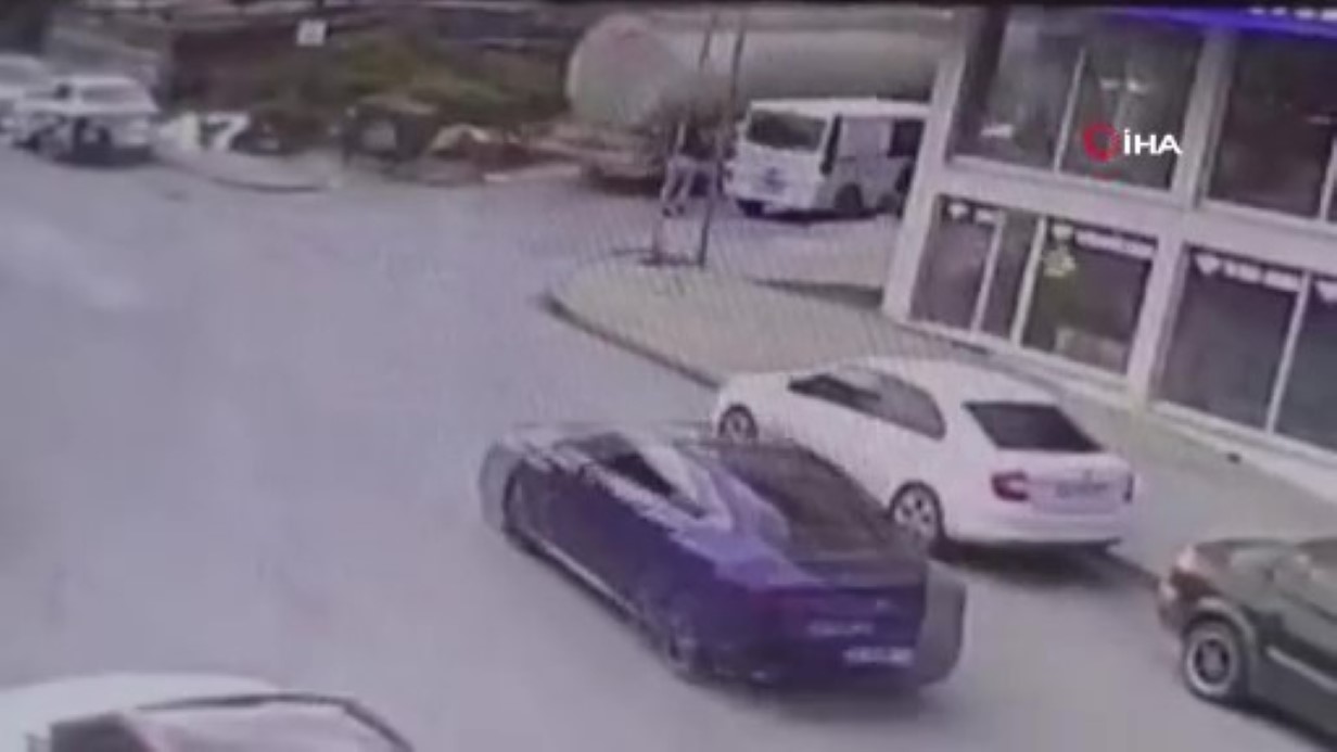 Arnavutköy’de kamyonun çarptığı araç sahibi faciayı kıl payı atlattı