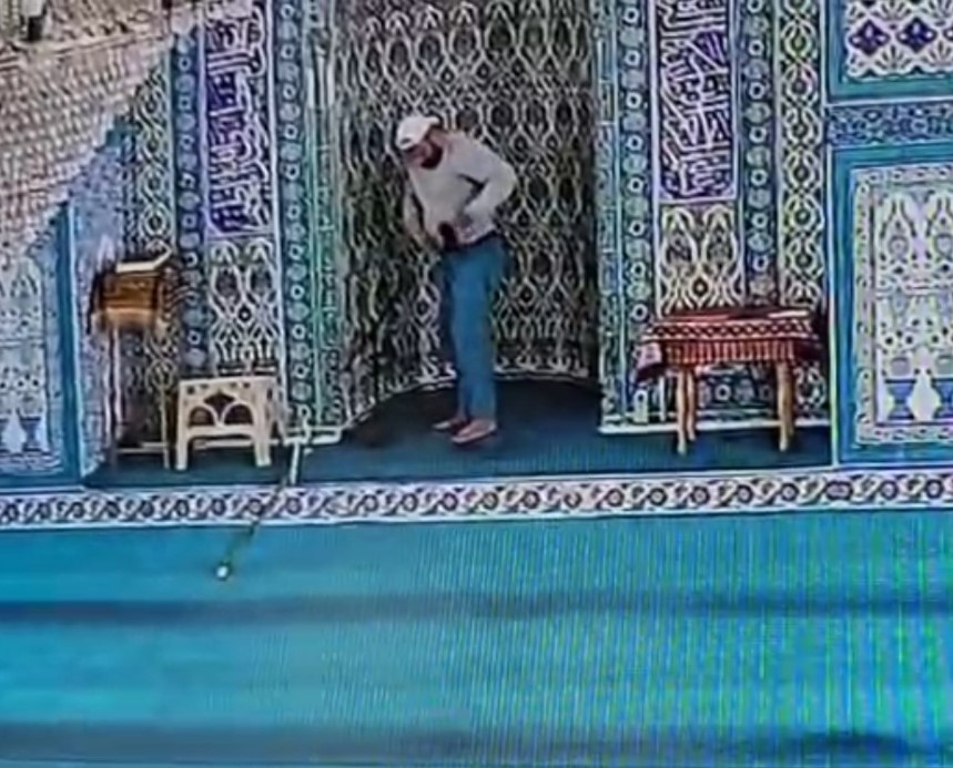 Oltalı hırsız camiden mikrofon çaldı