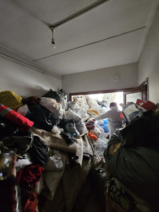 Osmangazi Belediyesi'nden çöp eve müdahale: 4 kamyon çöp çıktı