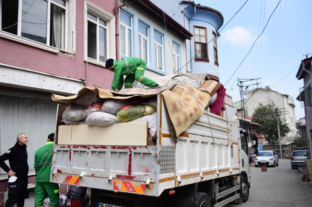 Osmangazi Belediyesi'nden çöp eve müdahale: 4 kamyon çöp çıktı