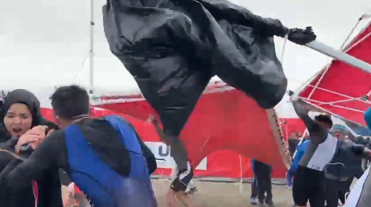 Salda Duatlonu Türkiye Kupası’nda şiddetli rüzgar çadır ve bariyerleri böyle uçurdu