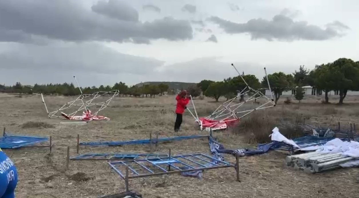 Salda Duatlonu Türkiye Kupası’nda şiddetli rüzgar çadır ve bariyerleri böyle uçurdu