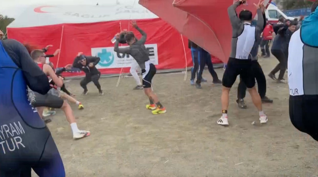 Salda Duatlonu Türkiye Kupası’nda şiddetli rüzgar çadır ve bariyerleri böyle uçurdu