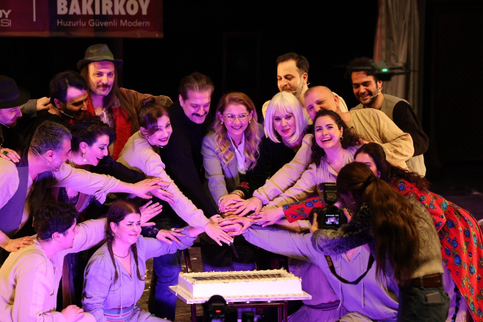 Dünya tiyatro gününde sahne çiçek bahçesine döndü