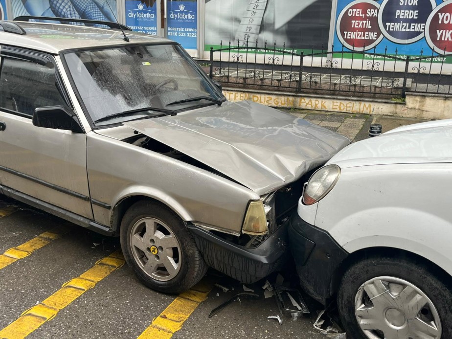 Ümraniye’de İETT otobüsü park halindeki araçlara çarptı