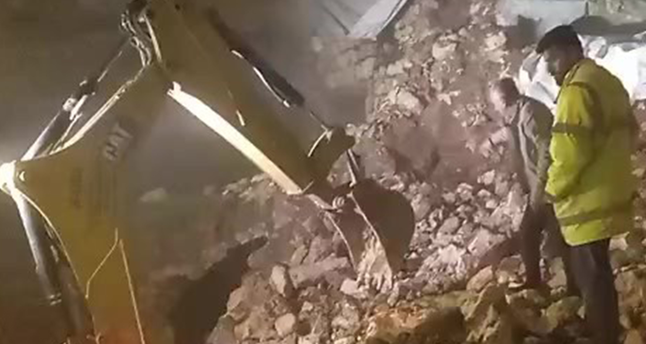 Batman’ın Gercüş ilçesinde şiddetli fırtınada altı ahır olan 2 katlı evin çökmesi sonucu enkaz altında kalan 5 büyükbaş hayvan kurtarıldı.