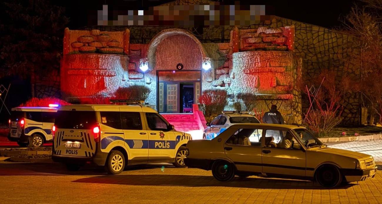 Kavgayı ayırmaya çalışan gece kulübü çalışanı bıçaklandı