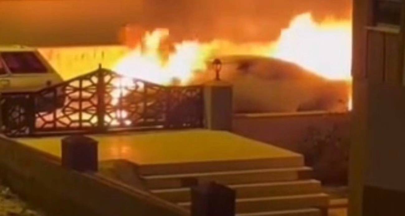 Gaziantep’in Nizip ilçesinde park halindeki lüks otomobil gece saatlerinde alev alev yanarak kullanılamaz hale geldi.