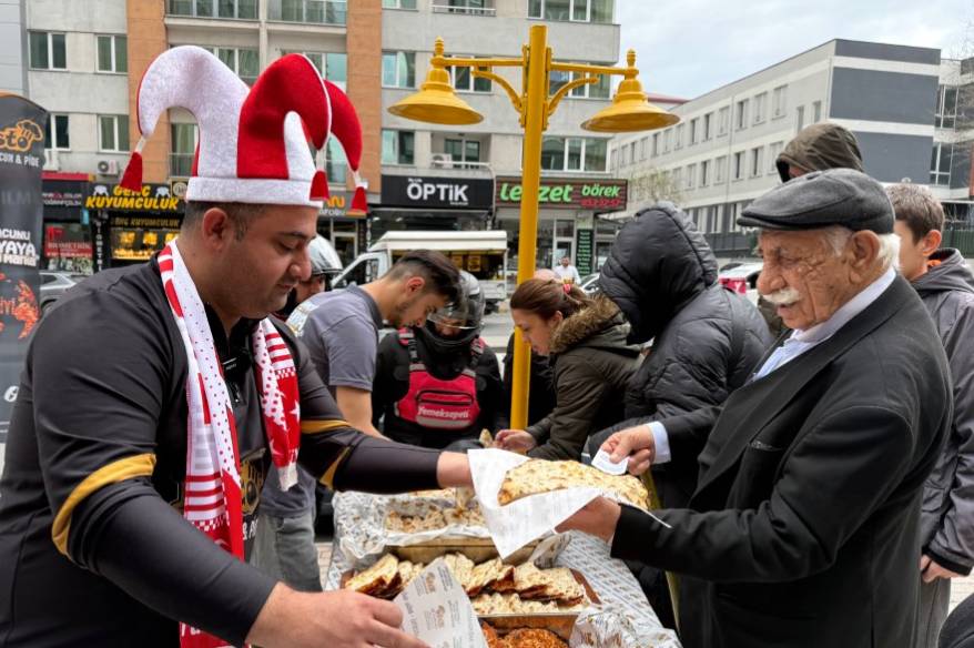 Lahmacun ustası "Maçı kazanırsak bin lahmacun dağıtacağım" dedi, sözünü tuttu