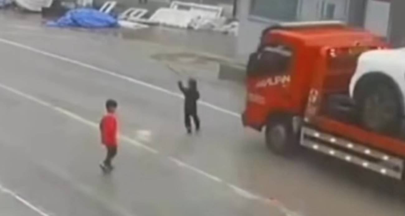 Şırnak’ın Kasrik Beldesi’nde yola fırlayan çocuklardan biri, sürücünün manevrasıyla ölümden döndü.