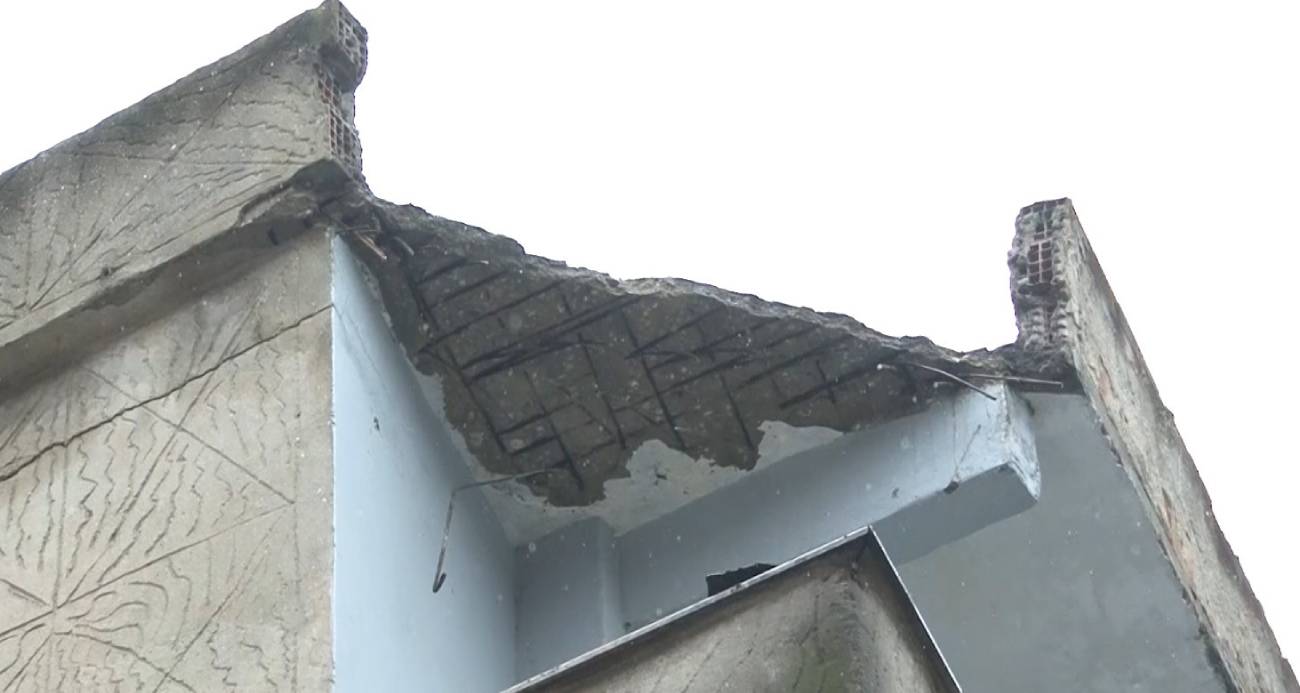 Bağcılar’da bir binanın çatısı çöktü: 2 araç hasar gördü