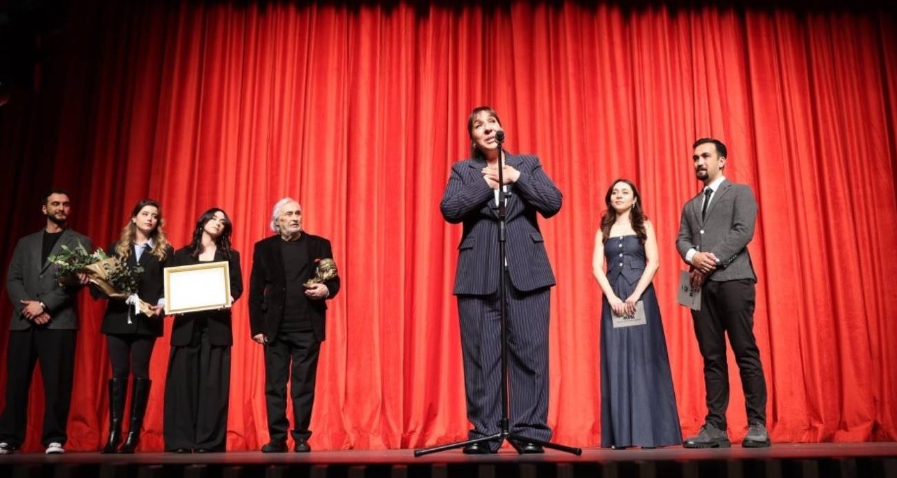 Ödülünü Müjdat Gezen’den alan Binnur Kaya gözyaşını tutamadı