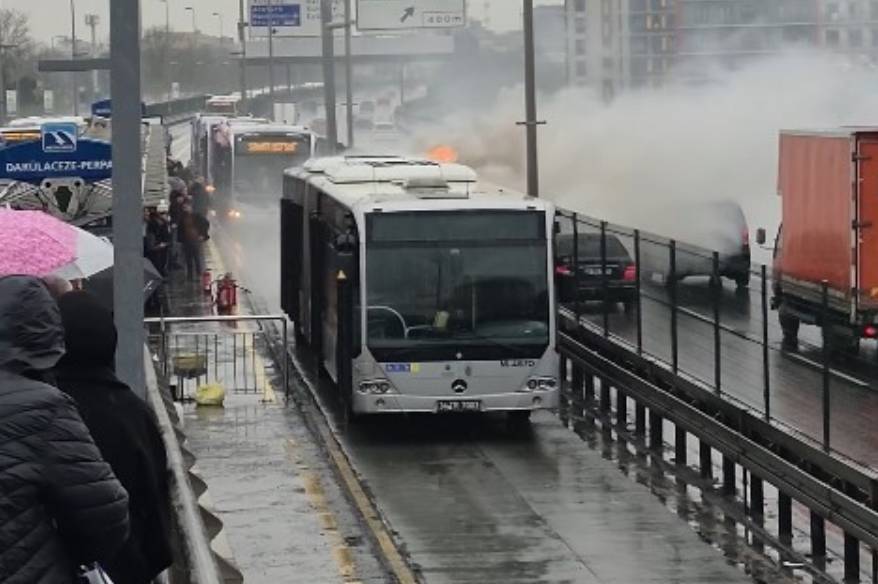 E5'i kilitleyen metrobüs yangını!