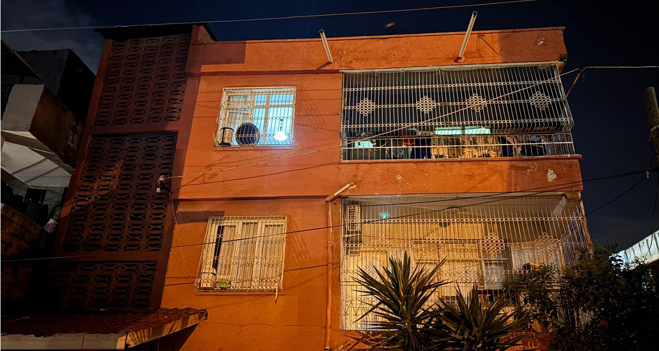 Adana’da müstakil bir evin 3. katında meydana gelen patlamada 2 kişi ağır yaralandı.