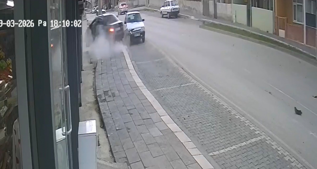 Tokat’ın Erbaa ilçesinde kontrolden çıkan otomobil, iki araca çarptıktan sonra bir markete girdi. Kazada 2 kişi yaralandı.