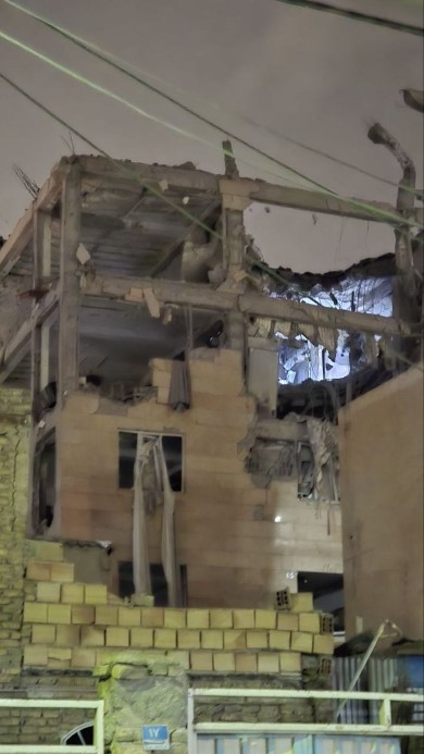 Tahran’ı hedef alan saldırılar birçok yerleşim bölgesinde hasara yol açtı