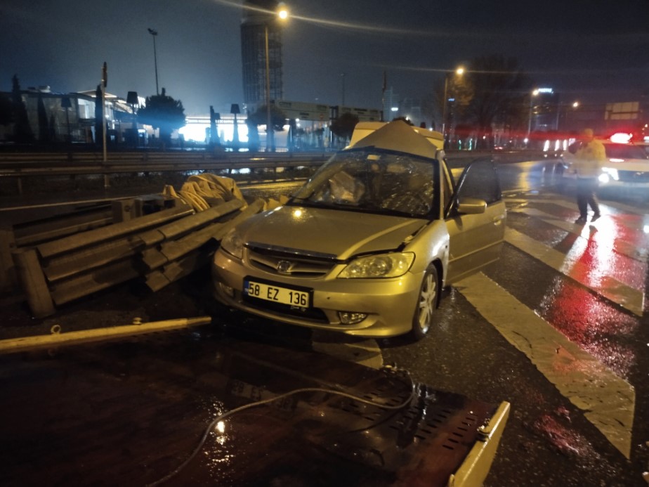 Ataşehir’de kontrolden çıkan otomobil bariyerlere ok gibi saplandı: 1 ağır yaralı