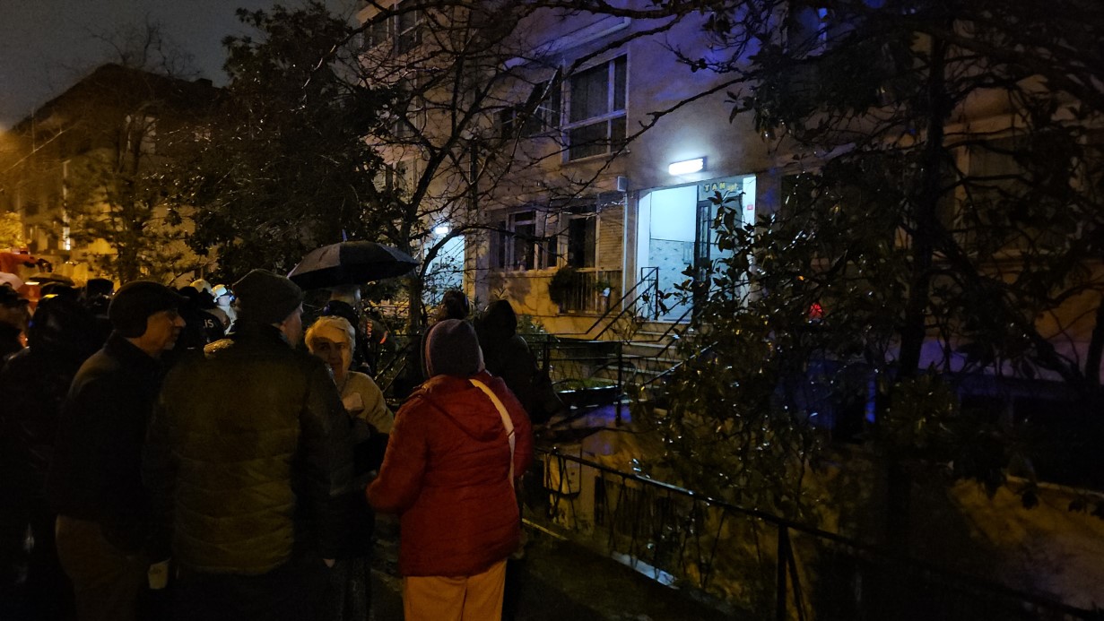 Beşiktaş’ta dairede yangın paniği: 2 kişi dumandan etkilendi