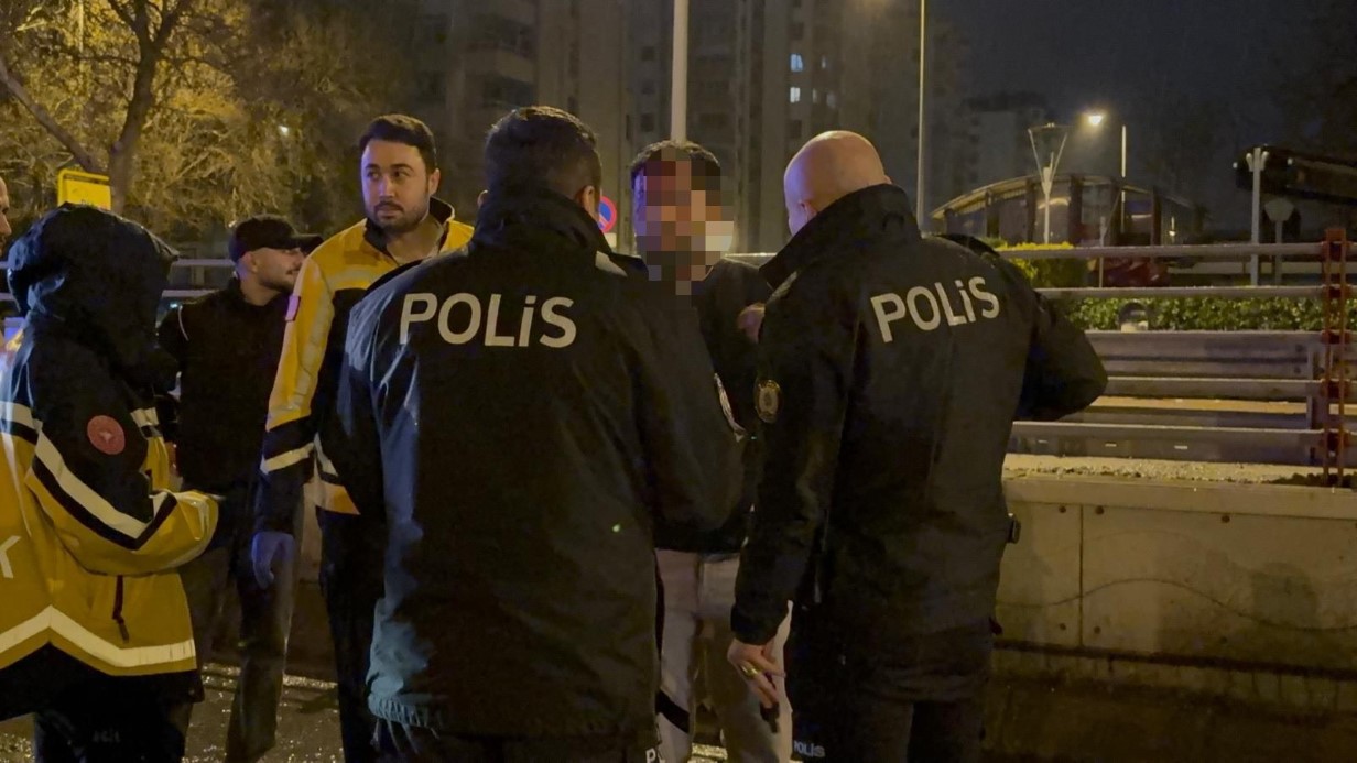 Kaza yapan ehliyetsiz ve alkollü sürücüyü, polis tedaviye ikna etti