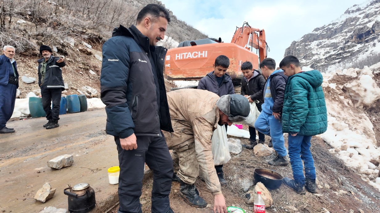Şırnak’ta çocuklardan alkışlanacak hareket: Yolların açılması için günlerdir çalışan işçilere yemek götürüyorlar