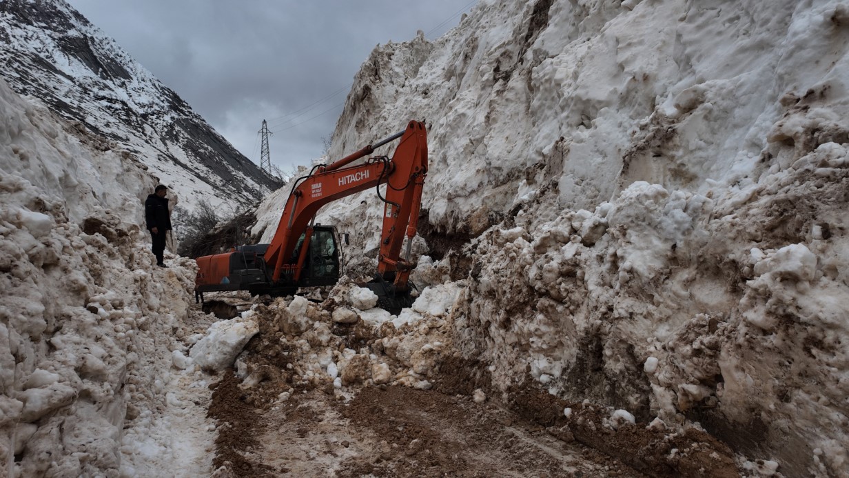 Şırnak’ta çocuklardan alkışlanacak hareket: Yolların açılması için günlerdir çalışan işçilere yemek götürüyorlar
