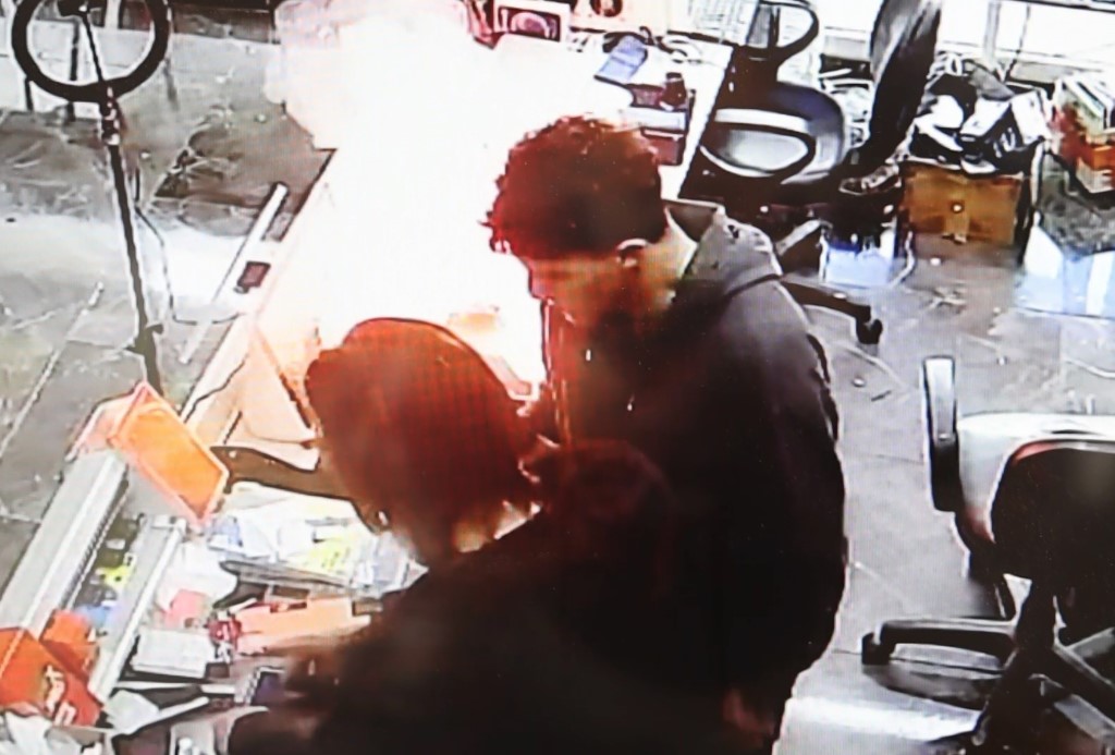 Cep telefonu bomba gibi patlayıp alev aldı: O anlar kamerada