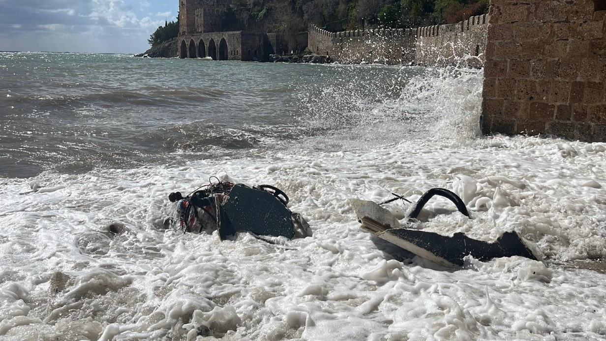 Alanya’da balıkçı teknesi alabora oldu: 2 kişi yüzerek kurtuldu