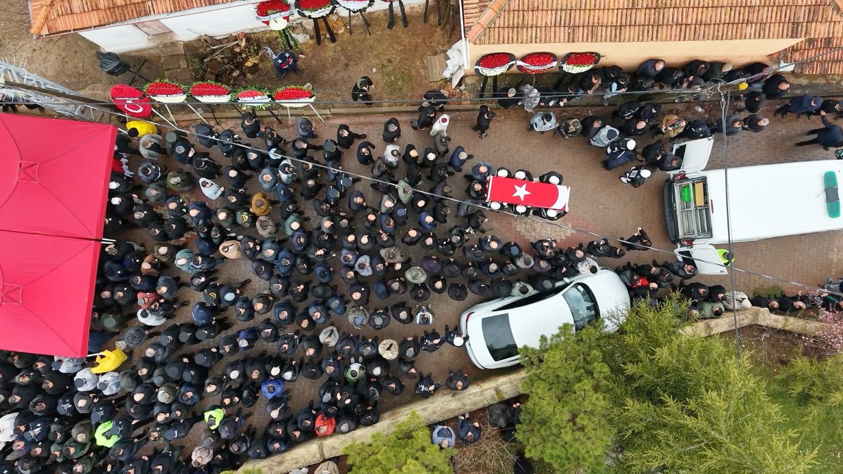 Yürek yakan veda: Şehit babaya son dokunuş