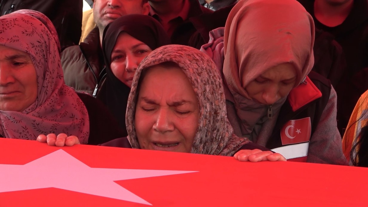 Yürek yakan veda: Şehit babaya son dokunuş