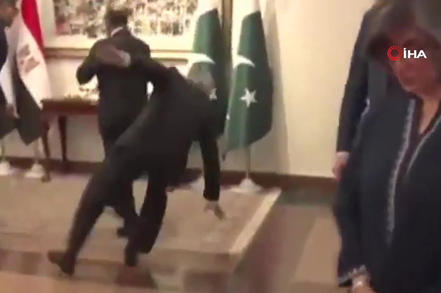 Pakistan Dışişleri Bakanı Dar, Mısırlı mevkidaşı Abdelatty'i karşılarken dengesini kaybetti